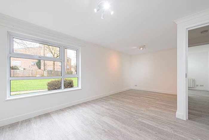 3 Bedroom Flat To Rent In Pocklington Close, Edgware, London, NW9