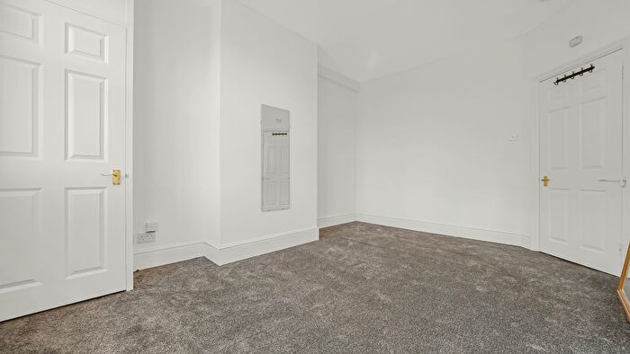 2 Bedroom Flat To Rent In Chestnut Grove, Balham, SW12