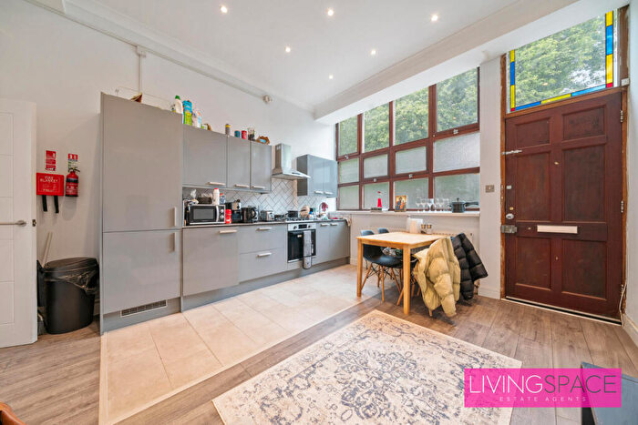 3 Bedroom Flat For Sale In A Hornsey Road, Holloway, N7