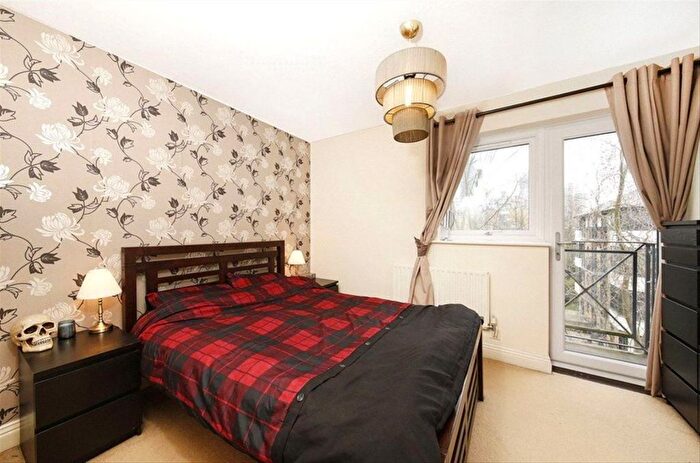 2 Bedroom Flat To Rent In Undine Road, London, E14