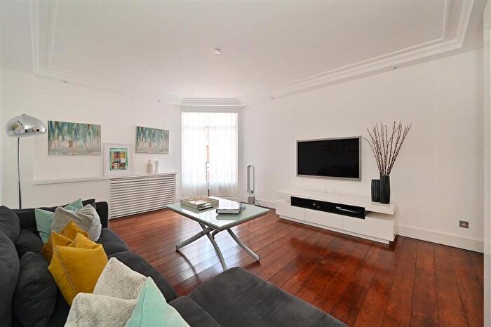 3 Bedroom Flat To Rent In Oakwood Court, Holland Park, W14