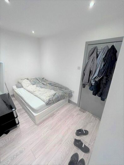 Studio To Rent In Collier Row Lane, Collier Row, Romford, RM5