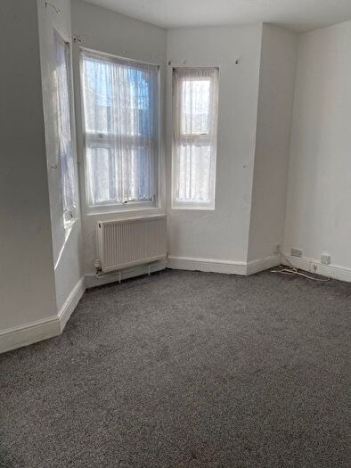 1 Bedroom Flat To Rent In Regina Road, Southall, UB2