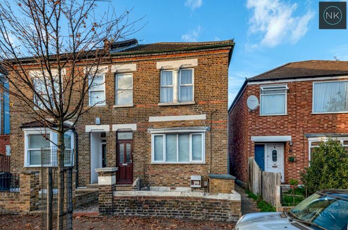 2 Bedroom Apartment To Rent In Chigwell Road, South Woodford, London, E18