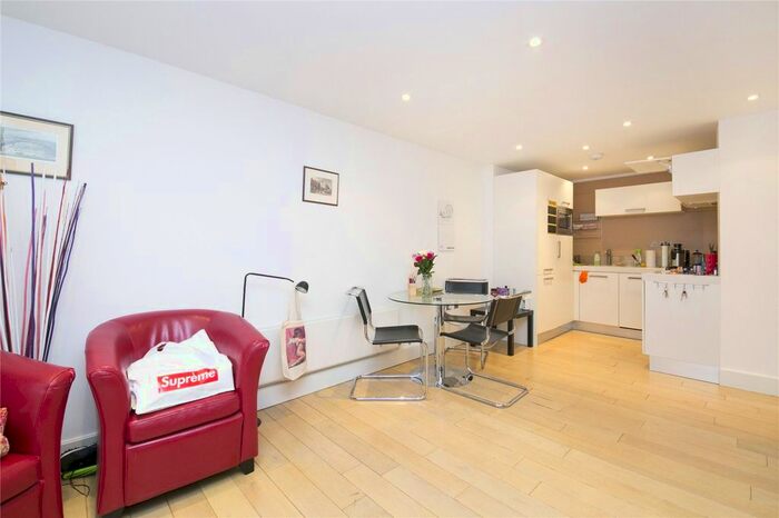 1 Bedroom Flat To Rent In Hatton Place, Clerkenwell, London, EC1N