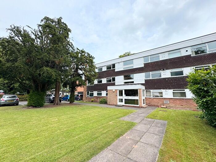 3 Bedroom Flat To Rent In Blossomfield Road, Solihull, West Midlands, B91