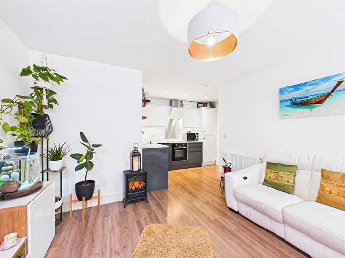 2 Bedroom Flat For Sale In Mercury Gardens, Romford, RM1