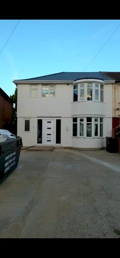 3 Bedroom Flat To Rent In Gaysham Avenue, Essex, IG2