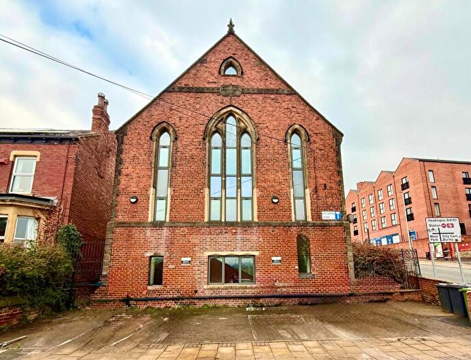 2 Bedroom Flat To Rent In Kirkstall Lane, Leeds, West Yorkshire, LS5