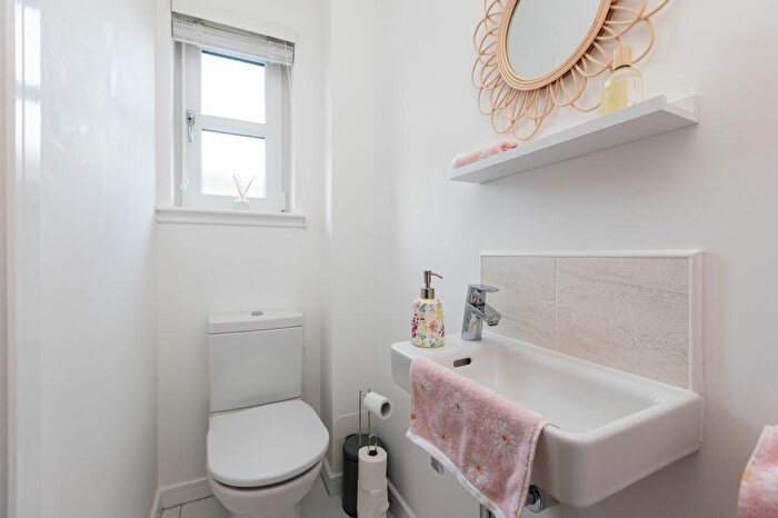 3 Bedroom Semi-Detached House For Sale In Wymet Gardens Millerhill Midlothian, EH22