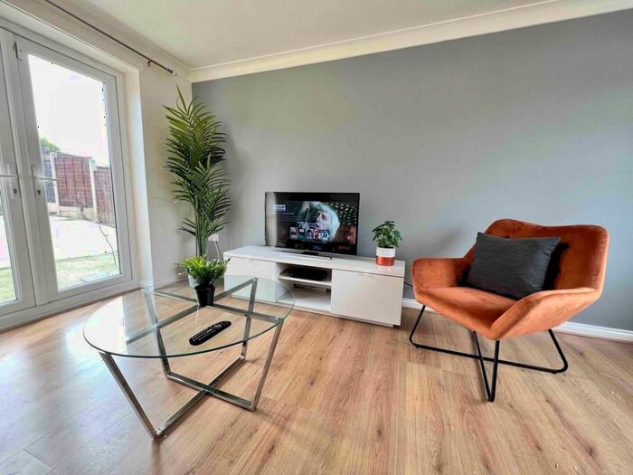 3 Bedroom Flat To Rent In Hacking Street, Manchester, M7