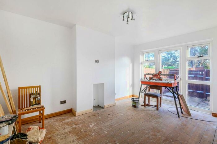 1 Bedroom Flat To Rent In Whittington Road, Bowes Park, London, N22