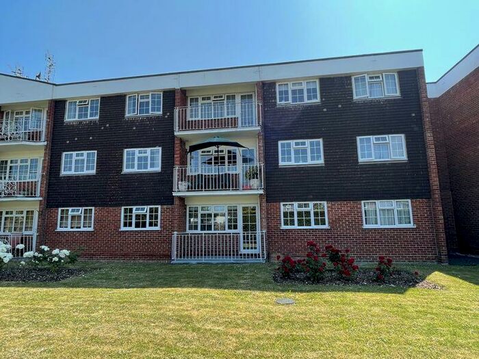 3 Bedroom Flat To Rent In Mark Anthony Court, Hayling Island., PO11