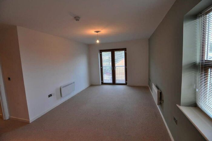 2 Bedroom Flat To Rent In Westwood Hall, Peregrine Way, BD6
