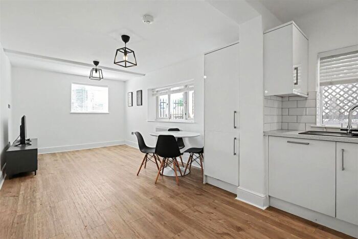 2 Bedroom Apartment For Sale In Fox Road, West Bridgford, Nottingham, NG2