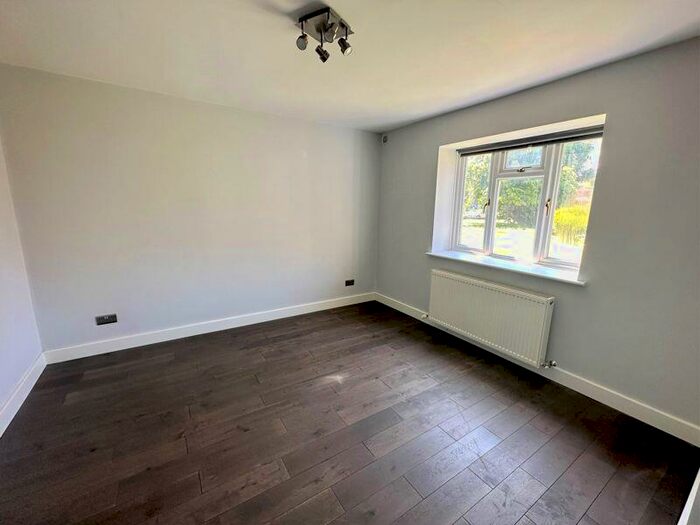 1 Bedroom Flat To Rent In Oakleigh Park North, London, N20