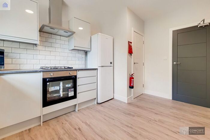 1 Bedroom Flat To Rent In Ensuite Room, Tooting High Street, SW17