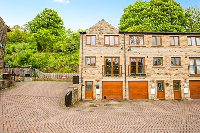 3 Bedroom Town House For Sale In Middlefoot Terrace, Luddendenfoot, Halifax, HX2