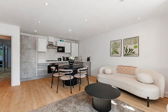 3 Bedroom Flat To Rent In Thurlow Park Road London, SE21
