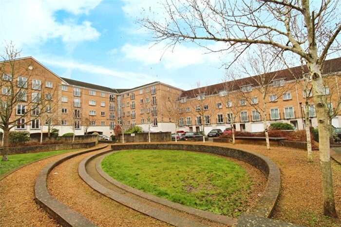 2 Bedroom Flat For Sale In The Dell, Southampton, Hampshire, SO15
