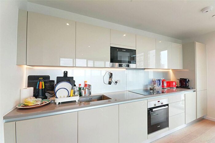 2 Bedroom Flat To Rent In St Gabriel Walk, Elephant And Castle, London, SE1