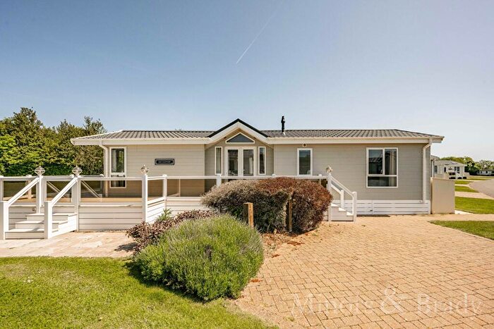 2 Bedroom Park Home For Sale In Warren Road, Hopton, NR31