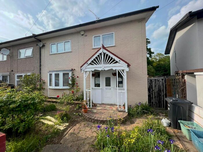 3 Bedroom Semi-Detached House To Rent In Tudor Cresent, Hainualt, IG6