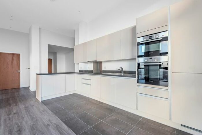 3 Bedroom Flat To Rent In Sutton Court Road, Sutton, SM1