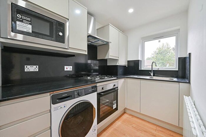 2 Bedroom Flat To Rent In Beardsley Way, Acton, London, W3