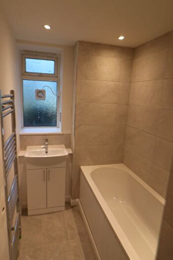 2 Bedroom Flat To Rent In Weydown Close, London, SW19