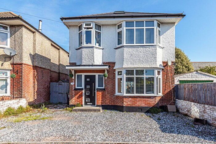 3 Bedroom Detached House For Sale In Kinsbourne Avenue, Bournemouth, BH10