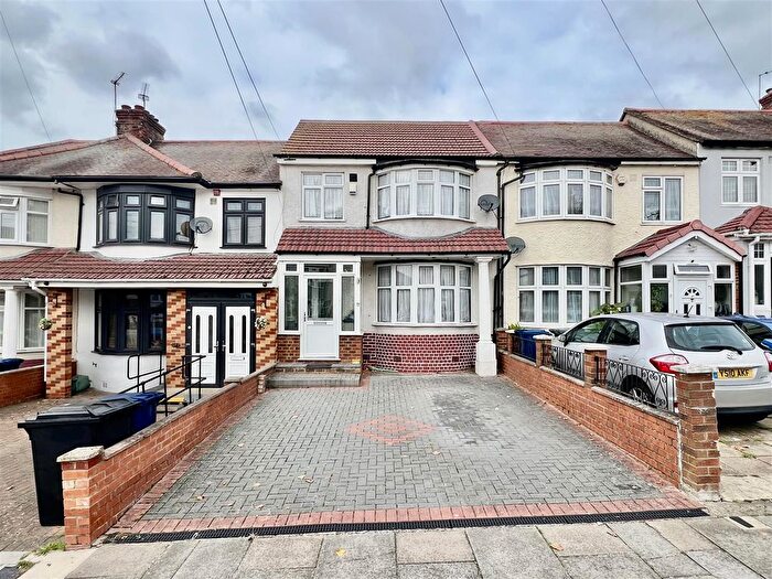 3 Bedroom Terraced House For Sale In Sunnycroft Road, Southall, UB1