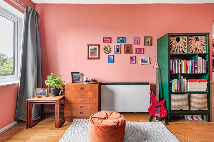 2 Bedroom Flat For Sale In County Street, Totterdown, Bristol, BS4