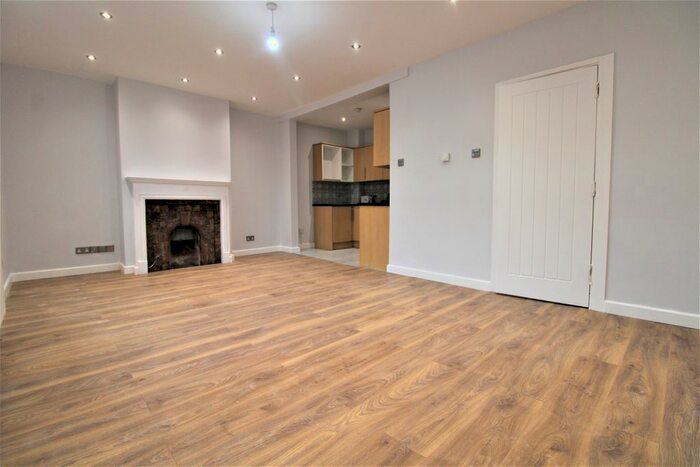 1 Bedroom Flat To Rent In The Broadway, Darkes Lane, Potters Bar EN6