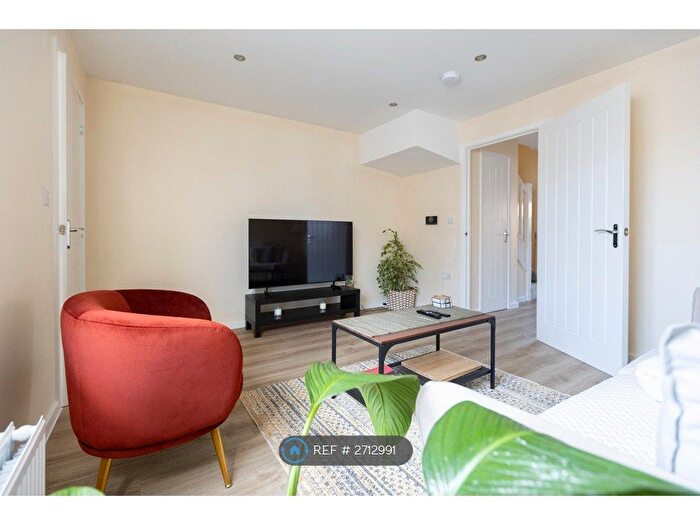 3 Bedroom Semi-Detached House To Rent In Eskdale Drive Short Term Rental, Didcot, OX11