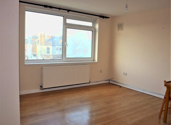 2 Bedroom Flat To Rent In Tooting Bec Road, London SW17