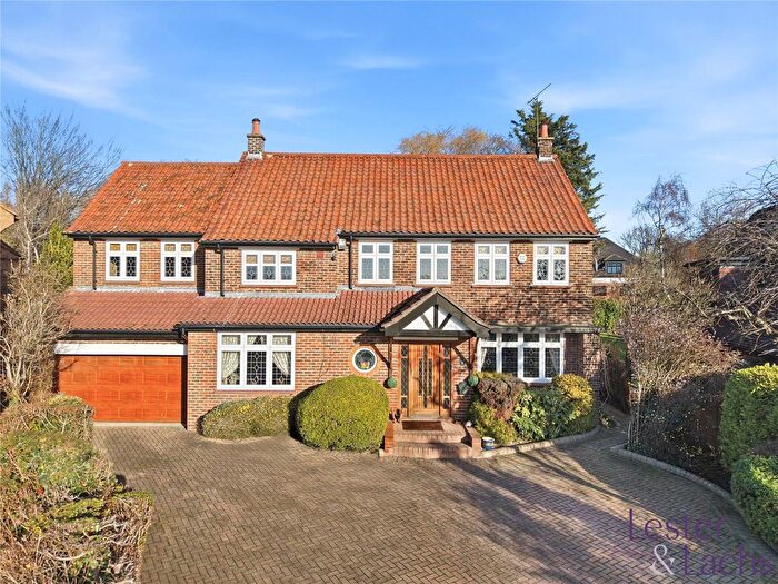 5 Bedroom Detached House For Sale In Parkland Close, Chigwell, IG7