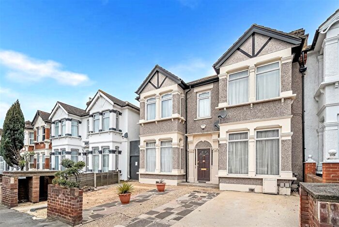 1 Bedroom Flat For Sale In De Vere Gardens, Ilford, IG1