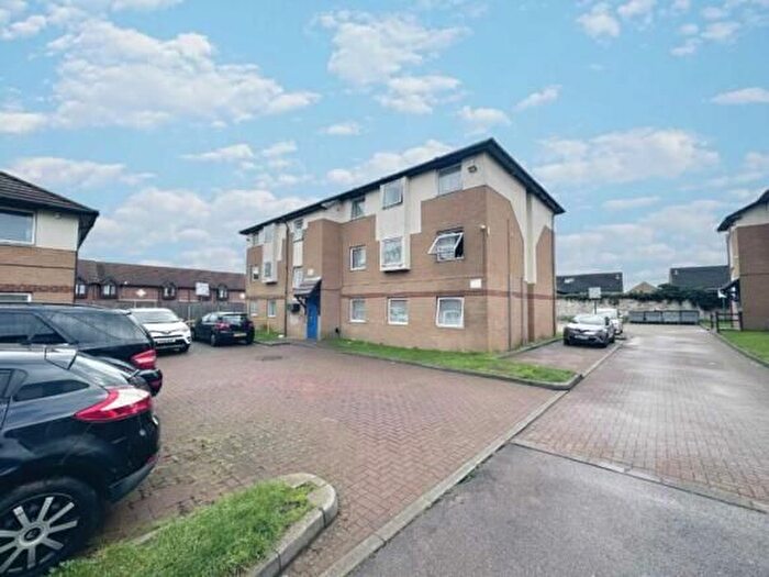 3 Bedroom Flat To Rent In Milliners Way, Luton, LU3