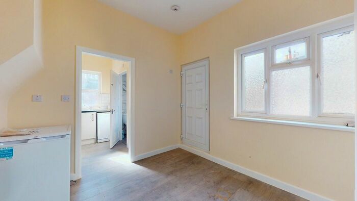 Studio To Rent In High Road, London, N22