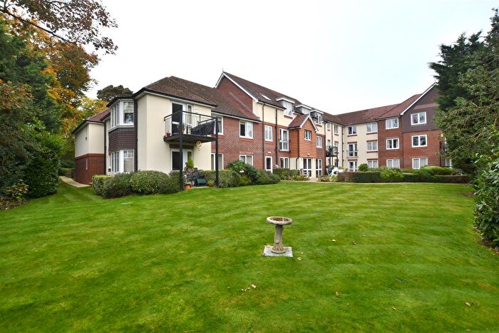 1 Bedroom Flat For Sale In Russell Lodge, Fleet, GU51