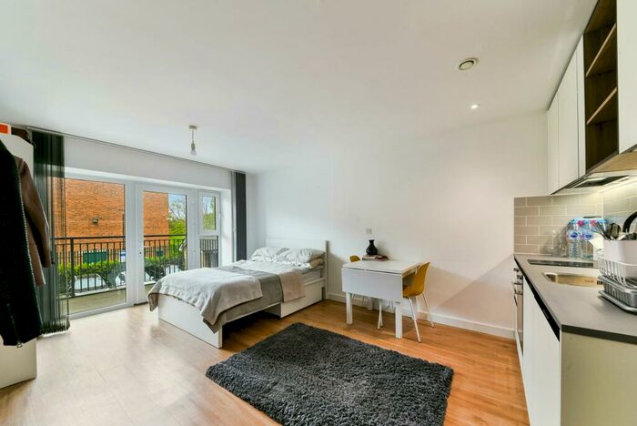 Apartment To Rent In Fairbank House, London, NW4