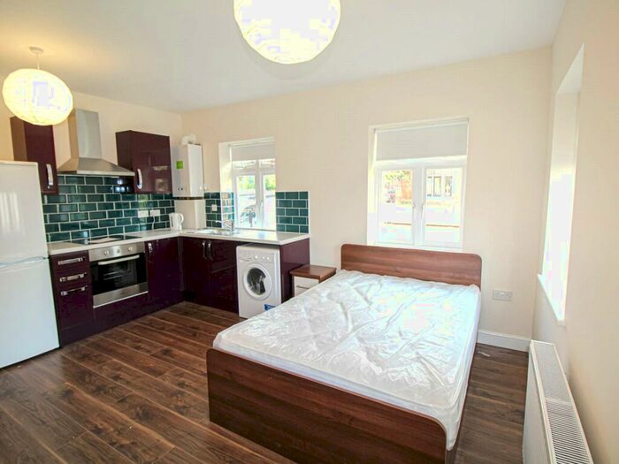 Apartment To Rent In Apt, Clarendon House #, LS2