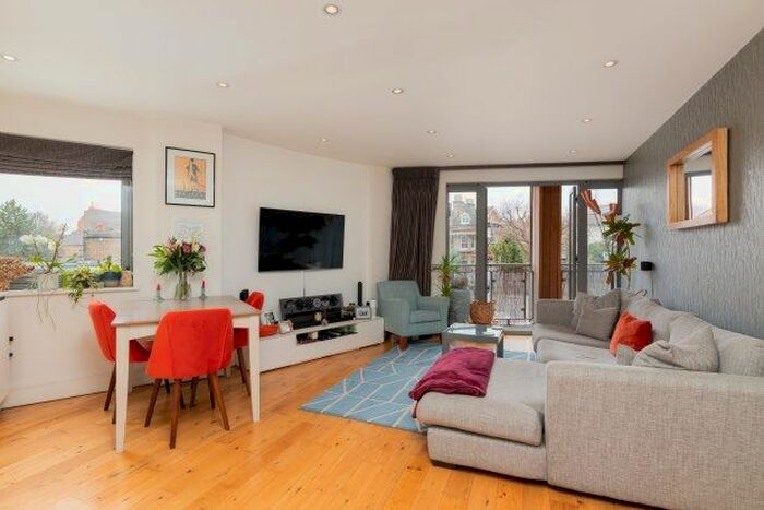 2 Bedroom Flat To Rent In Merton Road, London, SW18