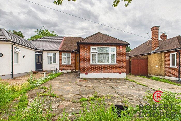 2 Bedroom Bungalow For Sale In Eastern Avenue, Pinner, HA5