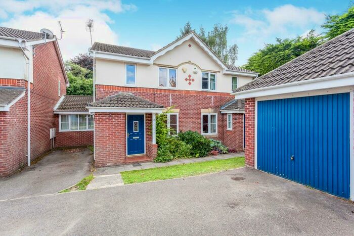 3 Bedroom Semi-Detached House To Rent In Abergavenny Gardens, Copthorne, RH10