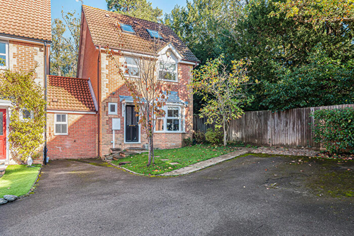 4 Bedroom Link Detached House For Sale In Cater Gardens, Guildford, Surrey, GU3