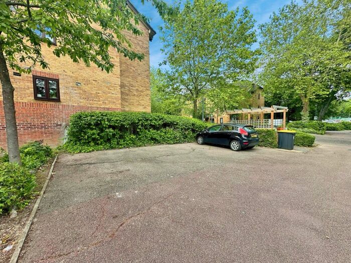 Garage / Parking To Rent In Parking, Woodland Grove, Epping, CM16