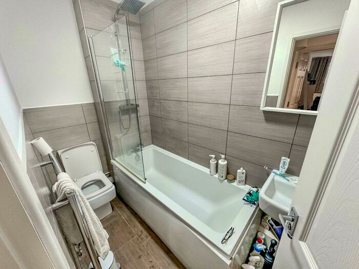 1 Bedroom Flat To Rent In Central Avenue, Manchester, Greater Manchester, M19