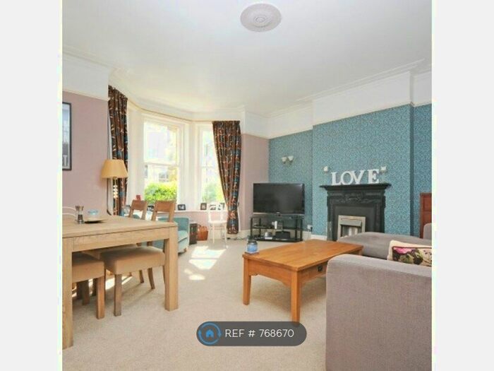2 Bedroom Flat To Rent In Cranworth Gardens, Oval, London, SW9